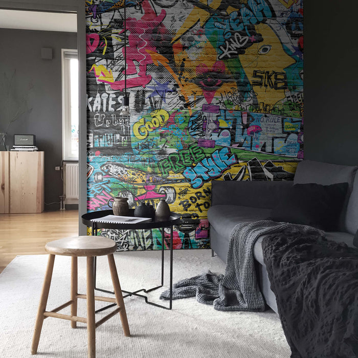 Градски Графити Тапет – Урбан Стрийт Арт на Тухлена Стена – Скейтборд Култура & Поп Арт, Самозалепващ или Традиционен от ShopyLand, W235