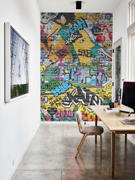 Градски Графити Тапет – Урбан Стрийт Арт на Тухлена Стена – Скейтборд Култура & Поп Арт, Самозалепващ или Традиционен от ShopyLand, W235